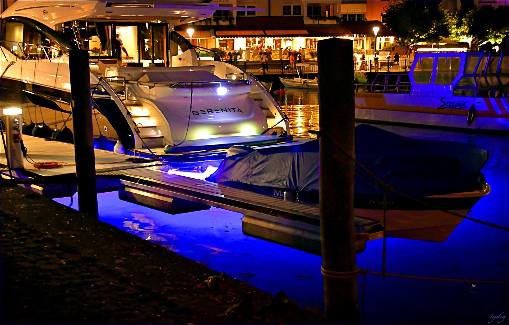 blaue Nacht, du blaue Nacht im Hafen . . . 