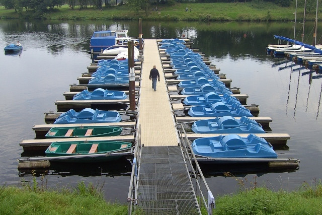 blaue Ordnung am See