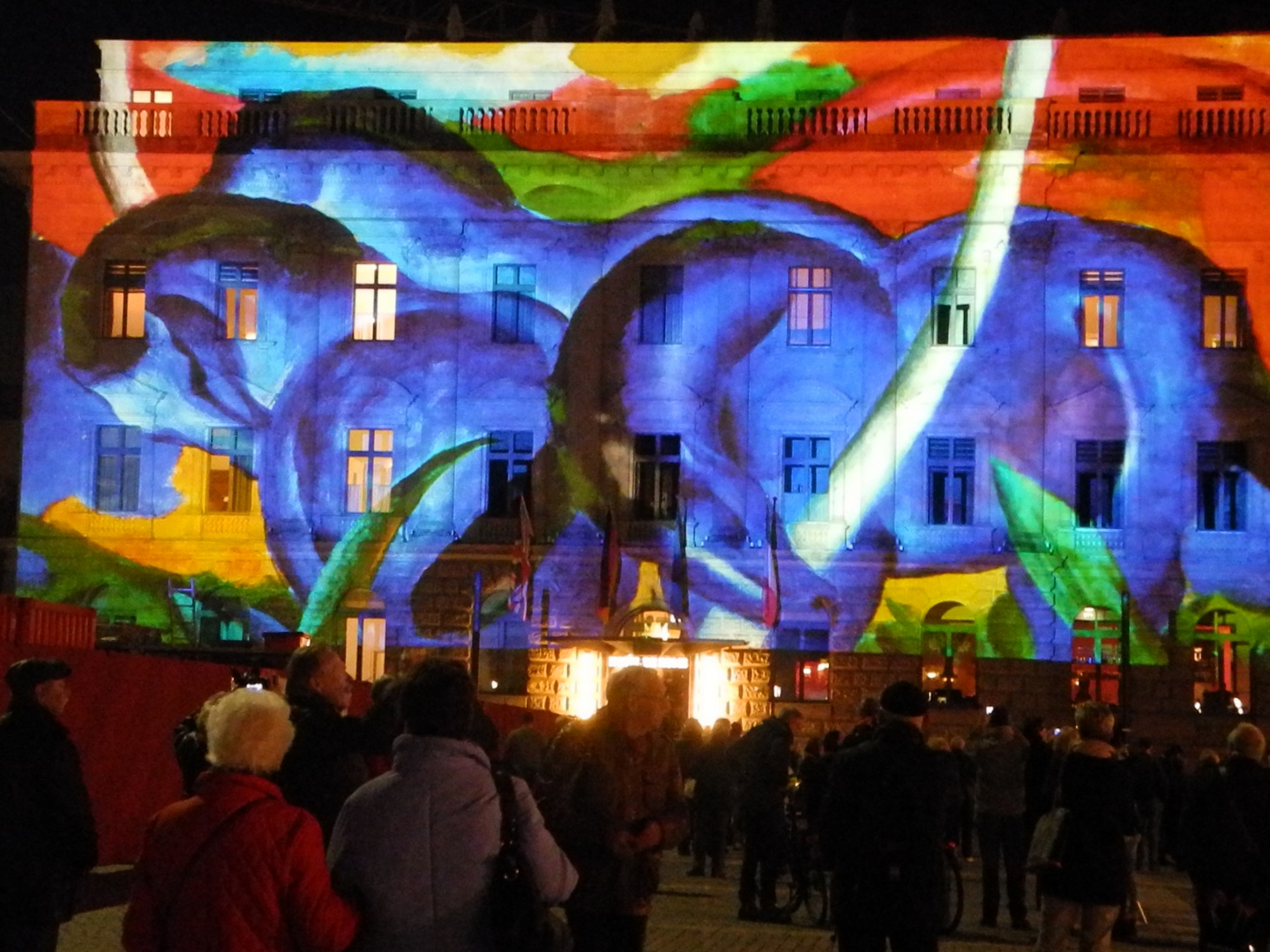 Blaue Pferde in Berlin bei Nacht am Hotel de Rome