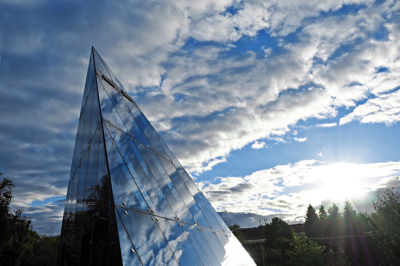 BLAUE PYRAMIDE