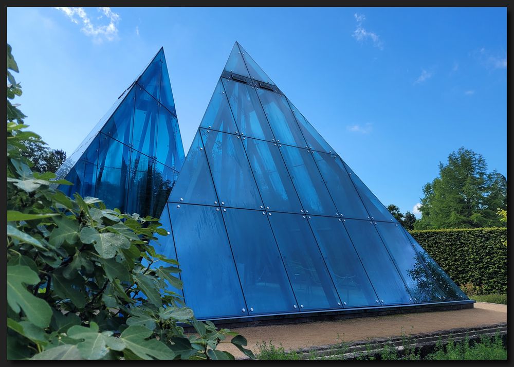 ...Blaue Pyramiden...