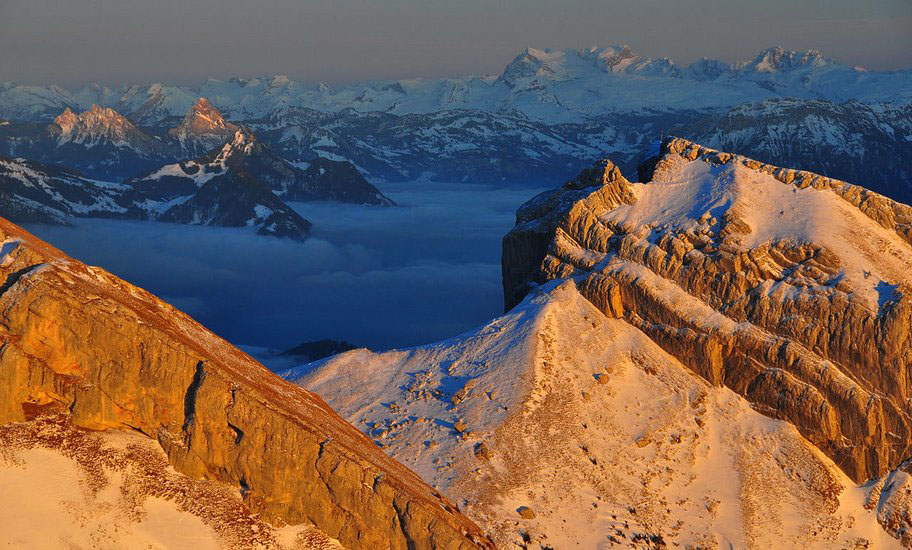 Blaue Schatten kurz vor Sonnenuntergang im Pilatusgebiet, Schweiz