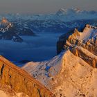 Blaue Schatten kurz vor Sonnenuntergang im Pilatusgebiet, Schweiz