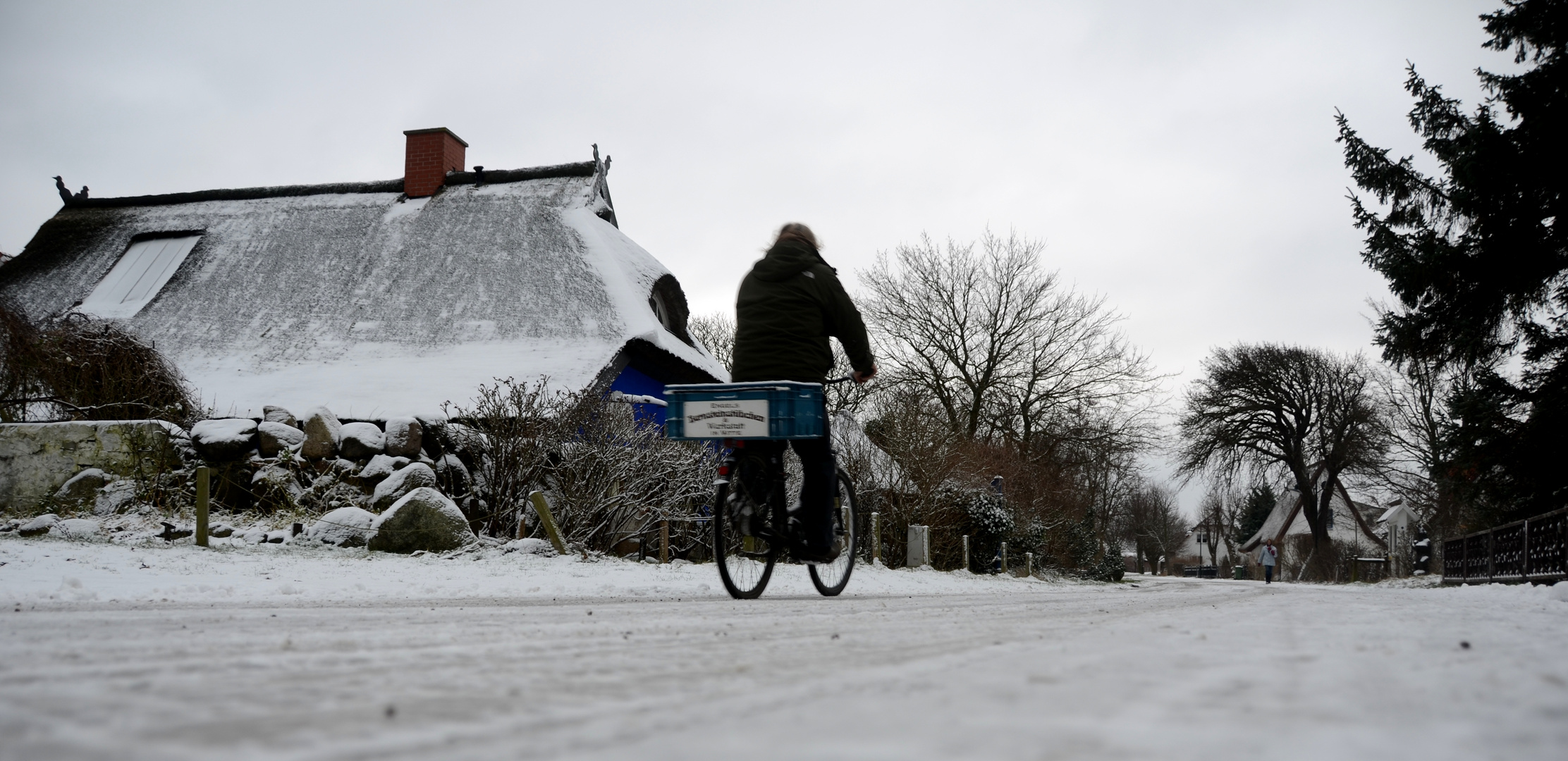 Blaue Scheune im Winter