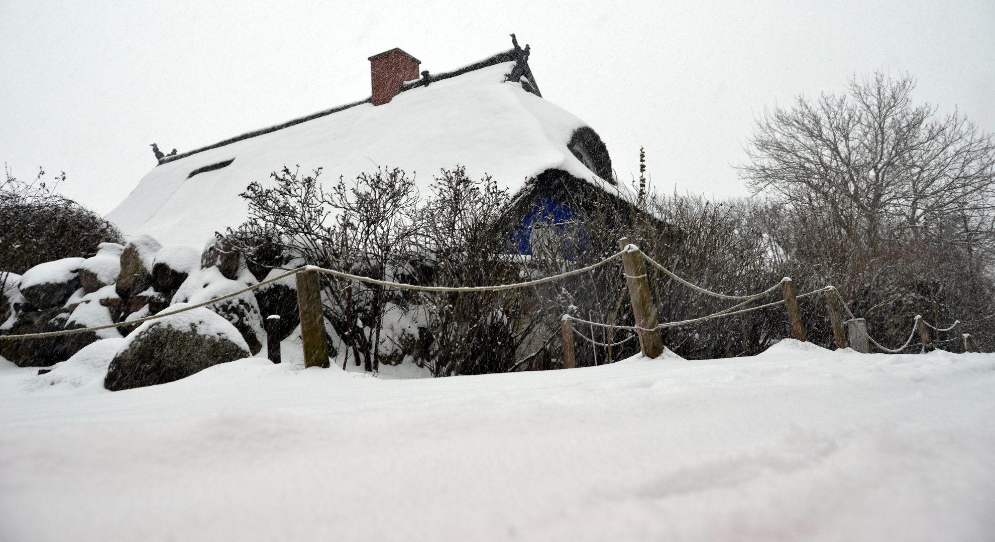 Blaue Scheune im Winter 