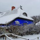 Blaue Scheune im Winter leuchtet erst so richtig Blau