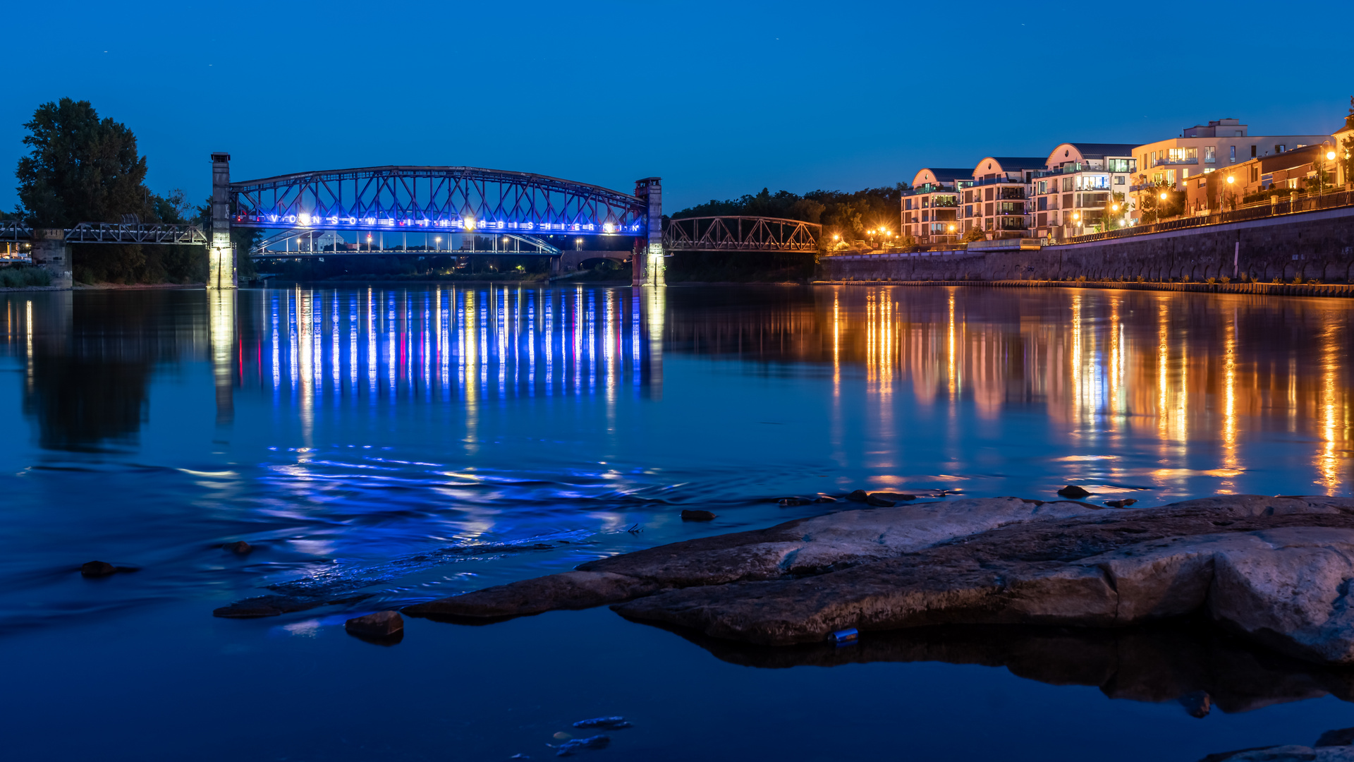 Blaue Seite der Hubbrücke zur blauen Stunde