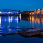 Blaue Seite der Hubbrücke zur blauen Stunde