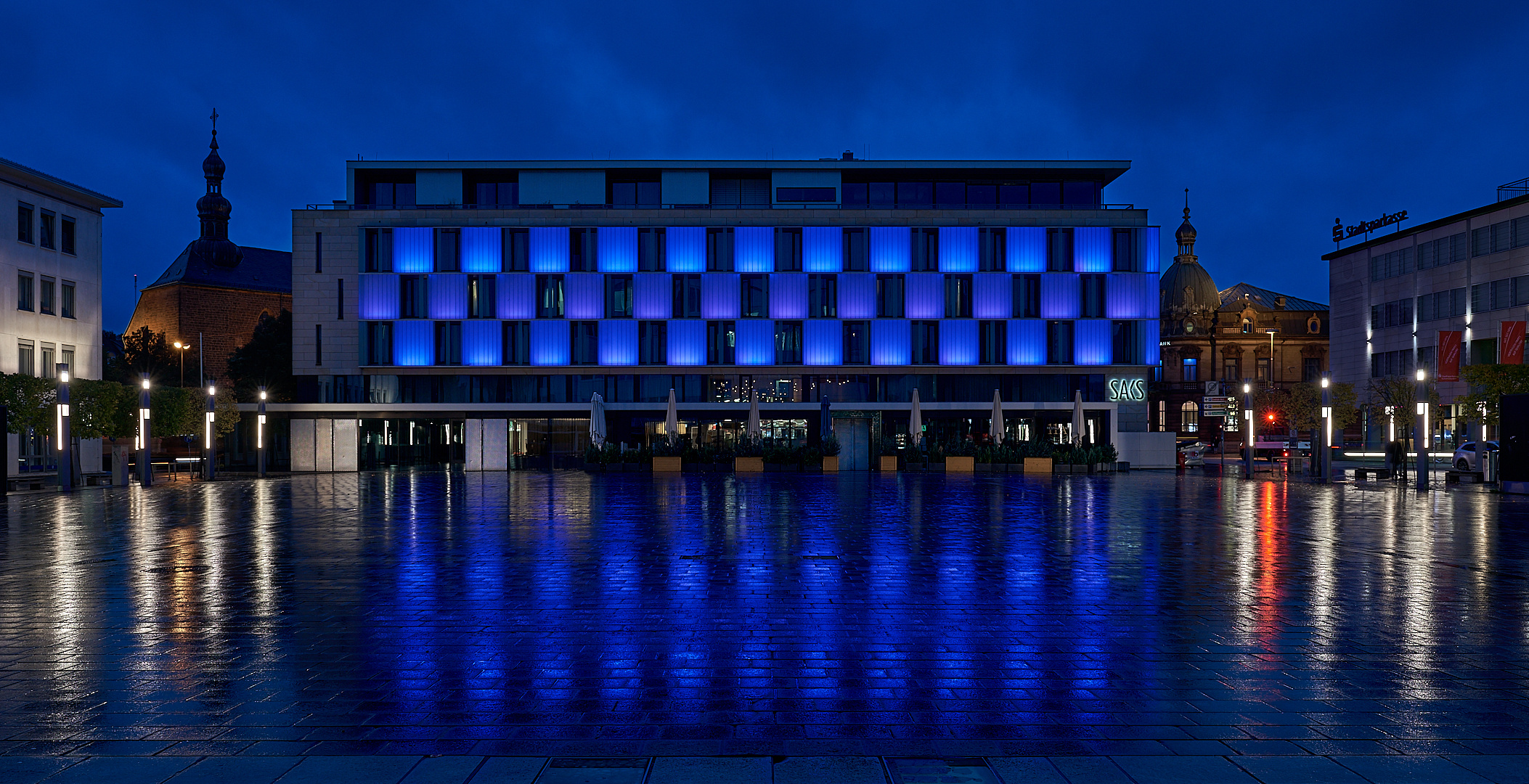 Blaue Spiegelung, blaue Stunde, blaue Lichterfassade, Ampellichtspiegelung...