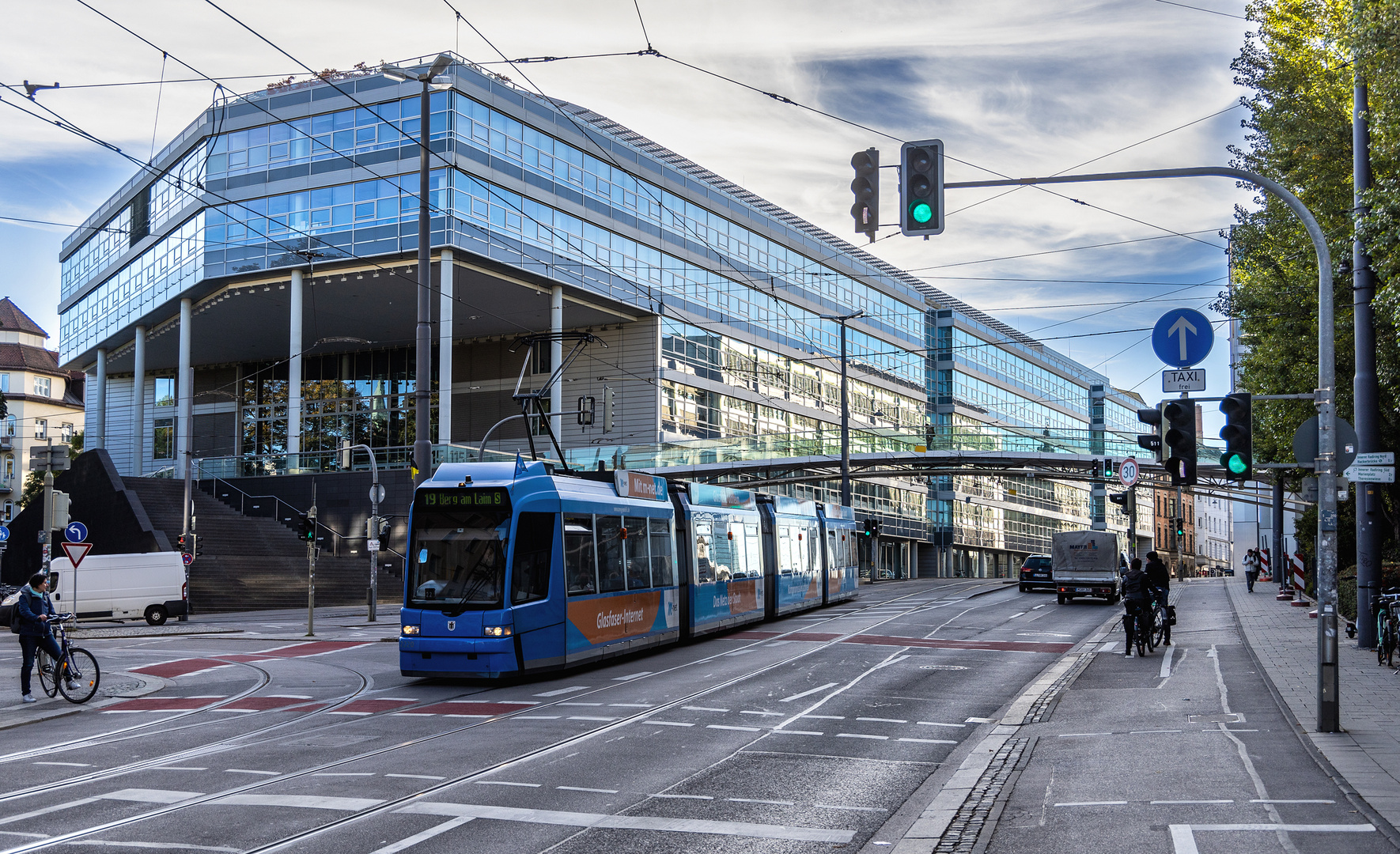 Blaue Spiegelungen und Reflexe