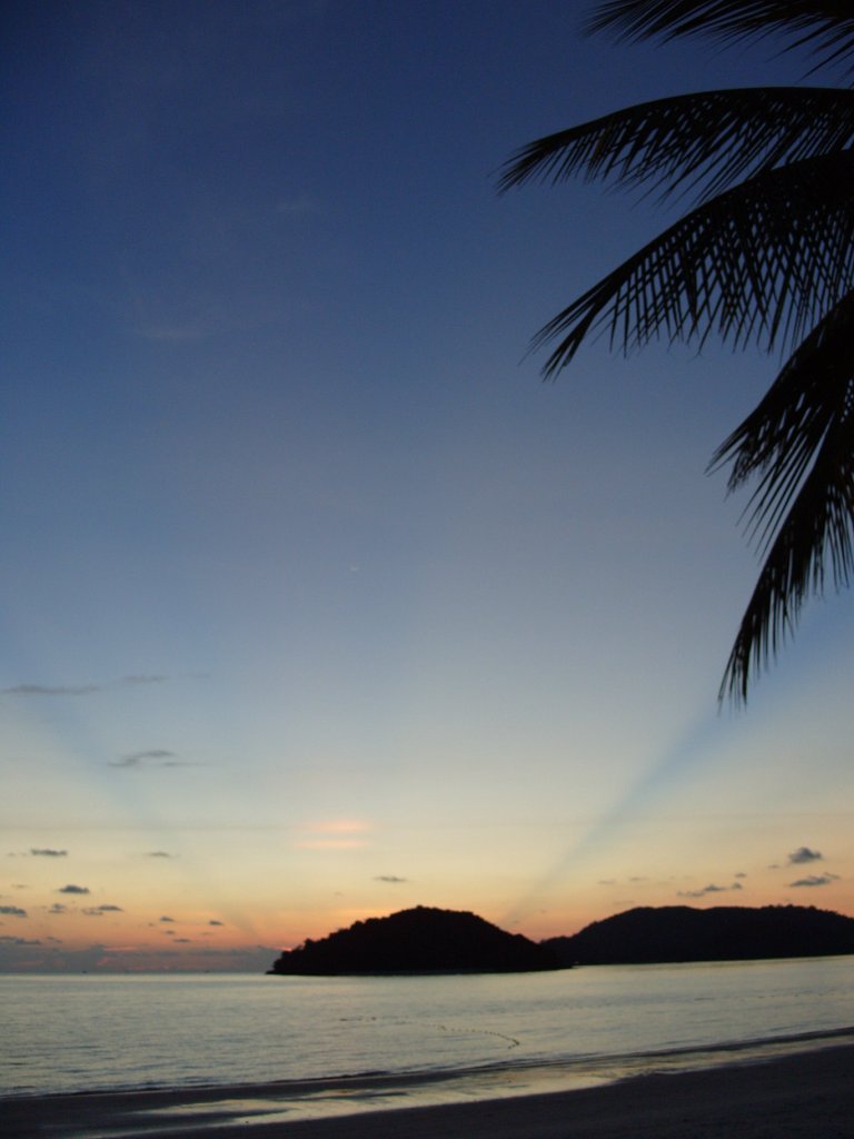 blaue Strahlen beim Sonnenuntergang auf Langkawi