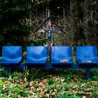 Blaue Stühle