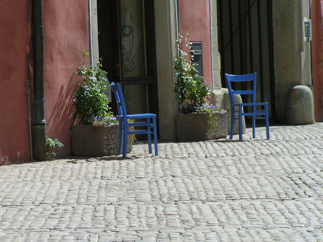 Blaue Stühle mitten in der Stadt