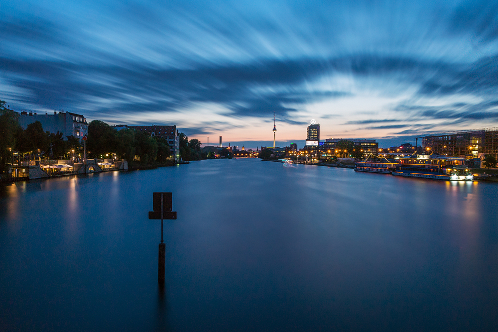 Blaue Stunde: Abends in Berlin