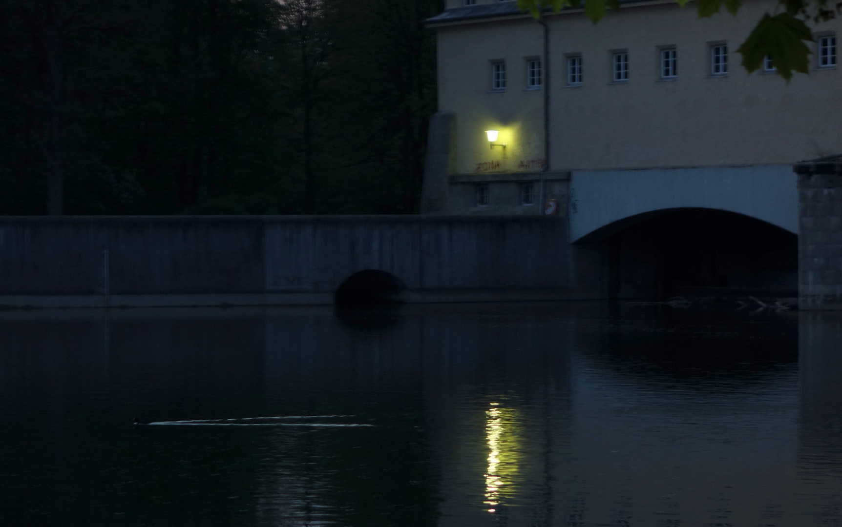 blaue Stunde am alten Stauwehr