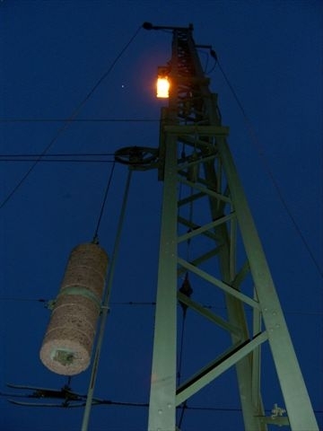 BLAUE STUNDE AM BAHNDAMM