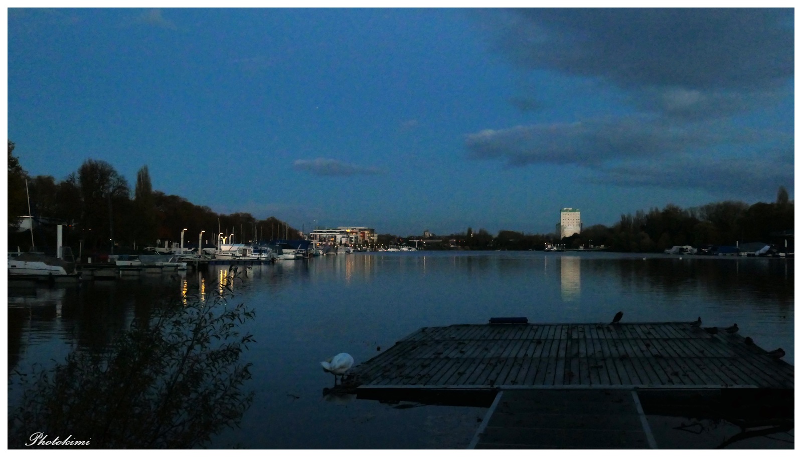 Blaue Stunde am Bootshafen (I)