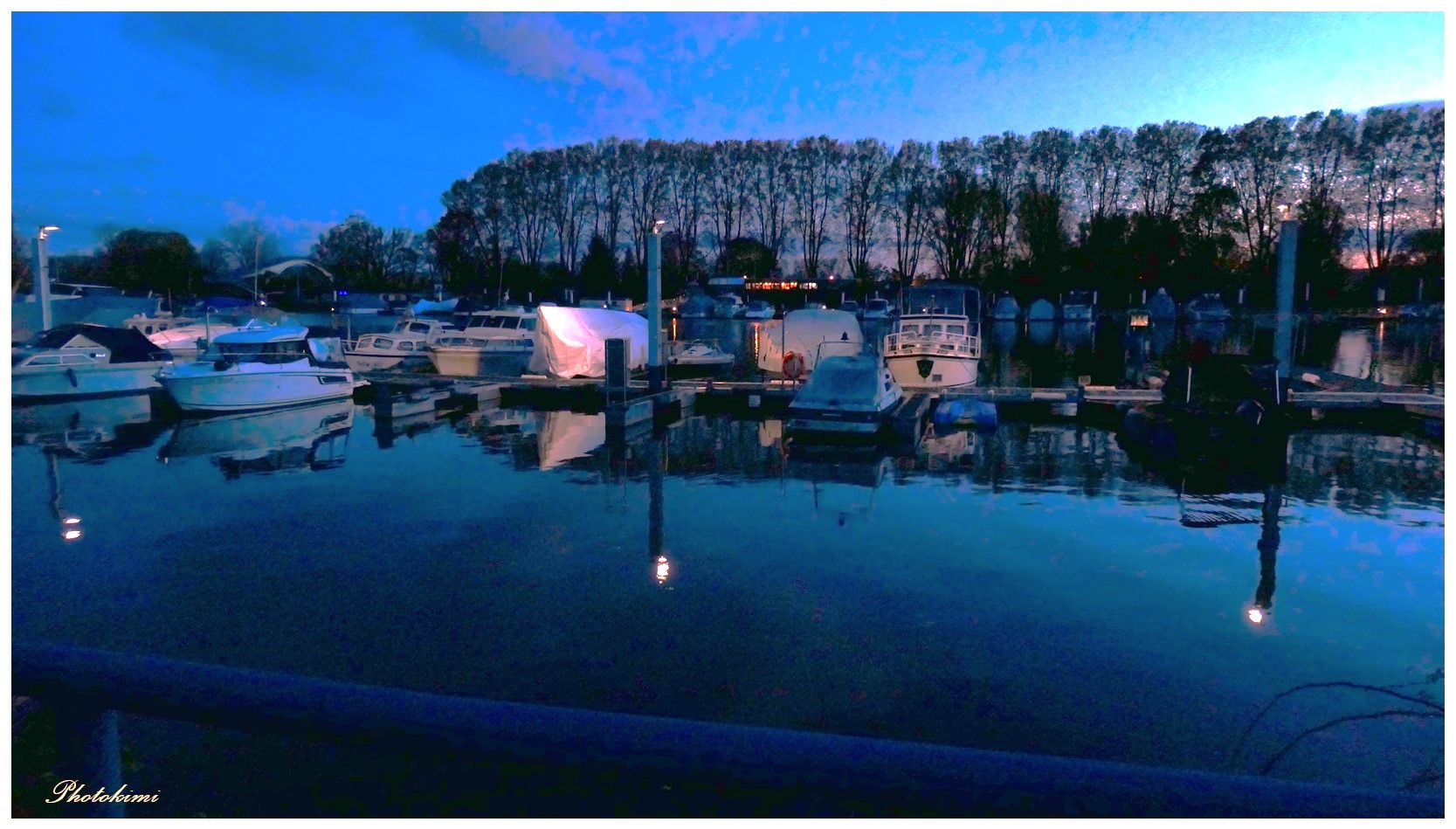 Blaue Stunde am Bootshafen (II)