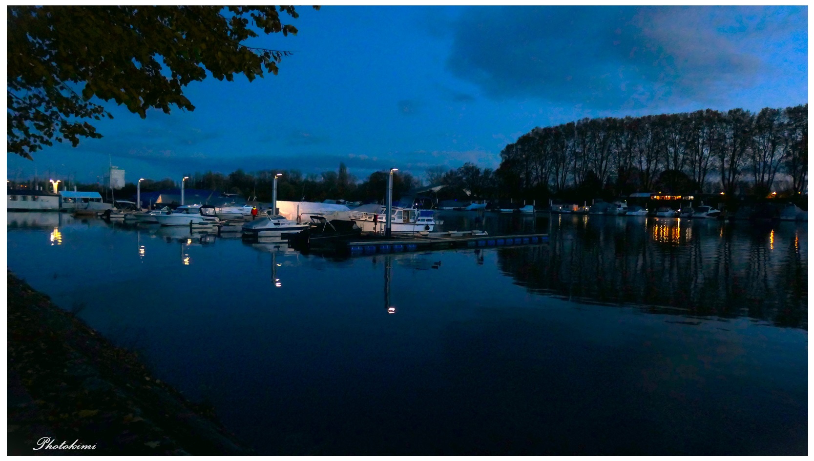 Blaue Stunde am Bootshafen Schierstein (II)