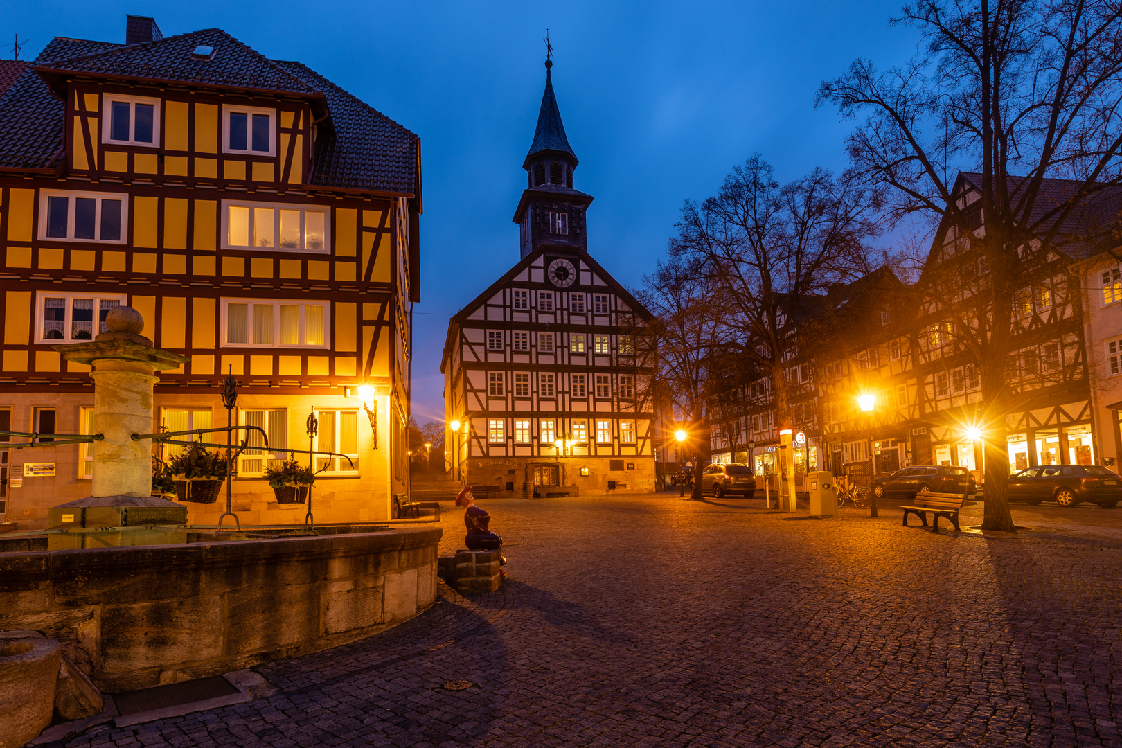 Blaue Stunde am Brunnen am Marktplatz von Allendorf