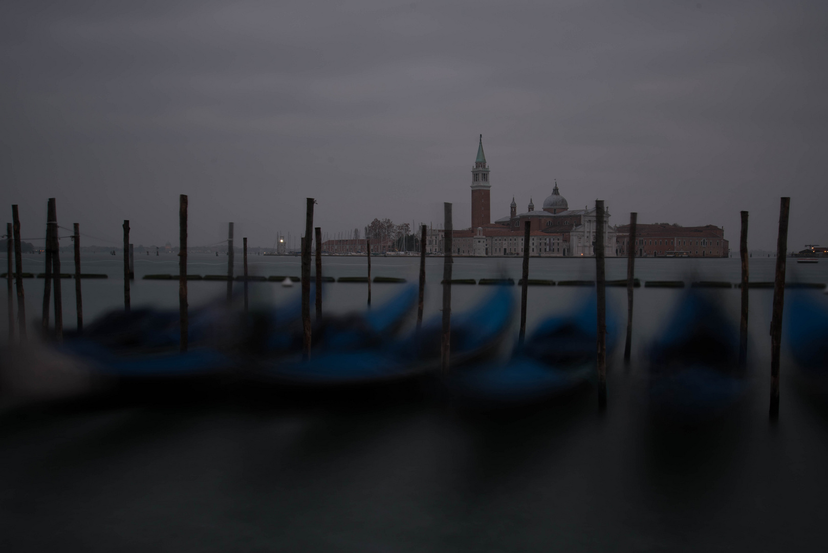 blaue Stunde am Canale Grande in Venedig