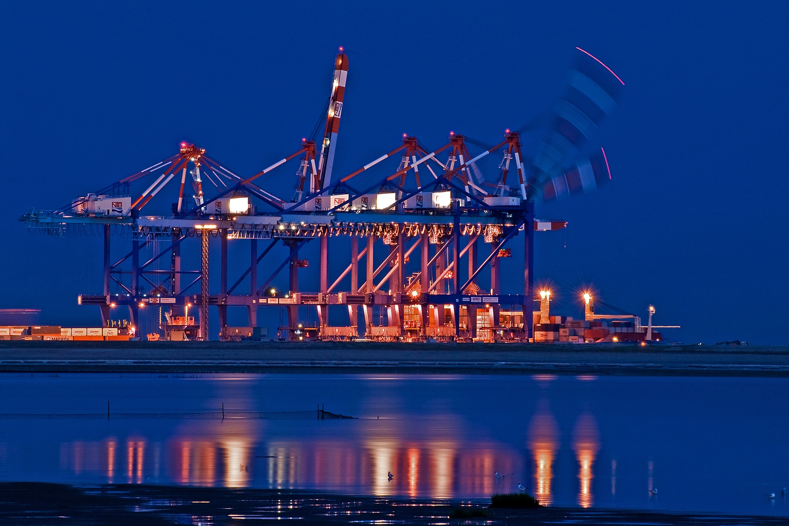 Blaue Stunde am Containerhafen