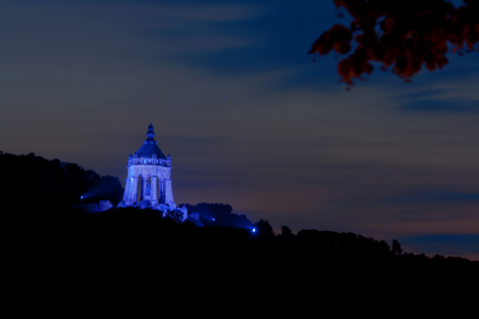 Blaue Stunde ? am Denkmal