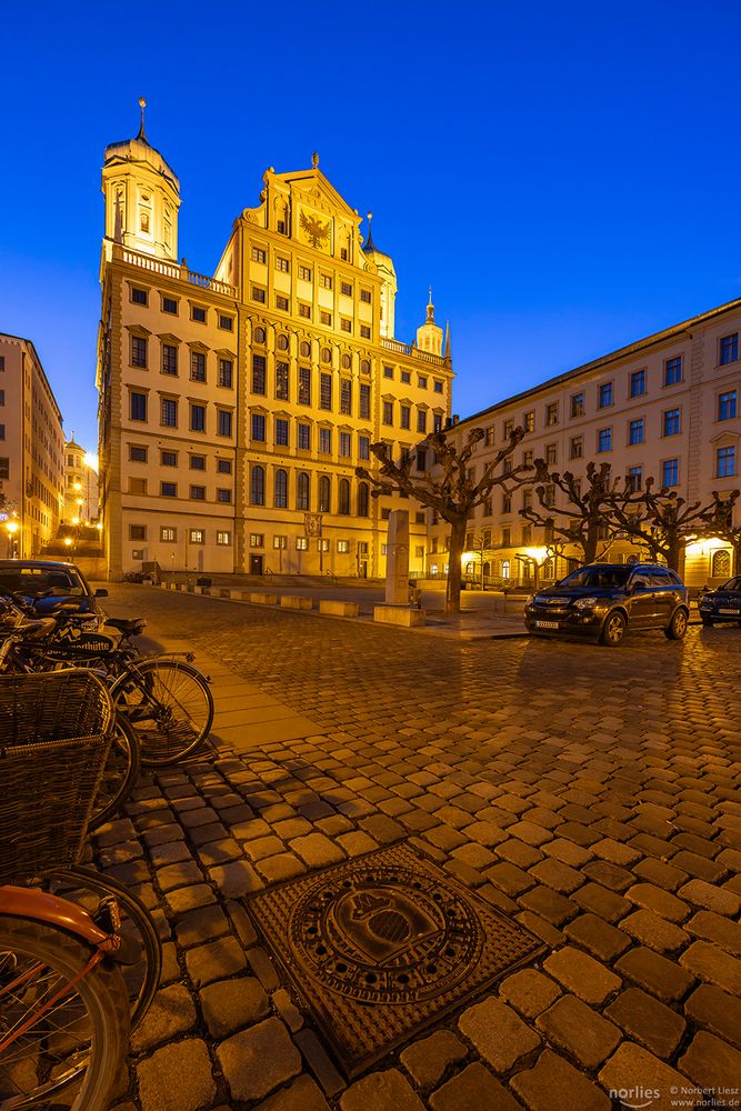 Blaue Stunde am Elias-Holl-Platz