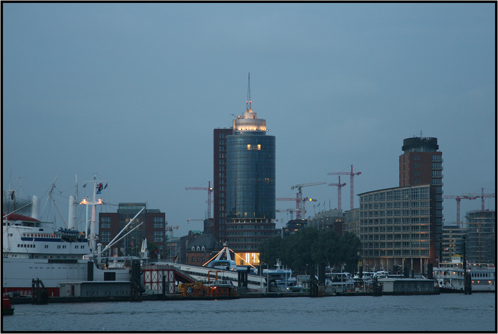 blaue Stunde am Hafen