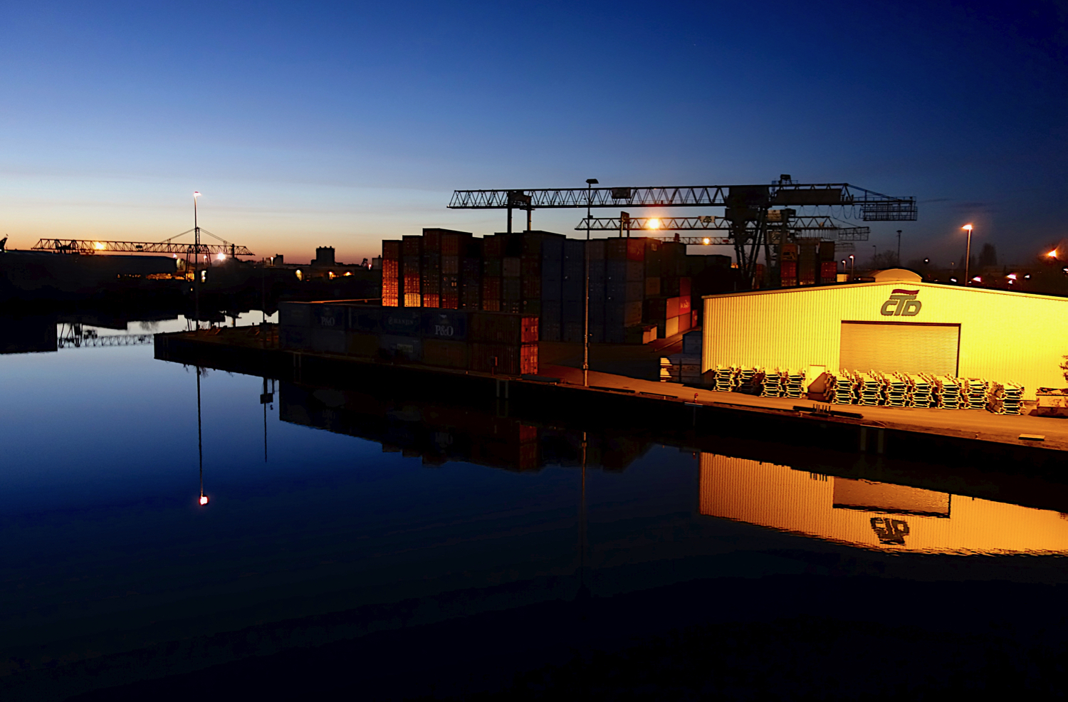 Blaue Stunde am Hafen