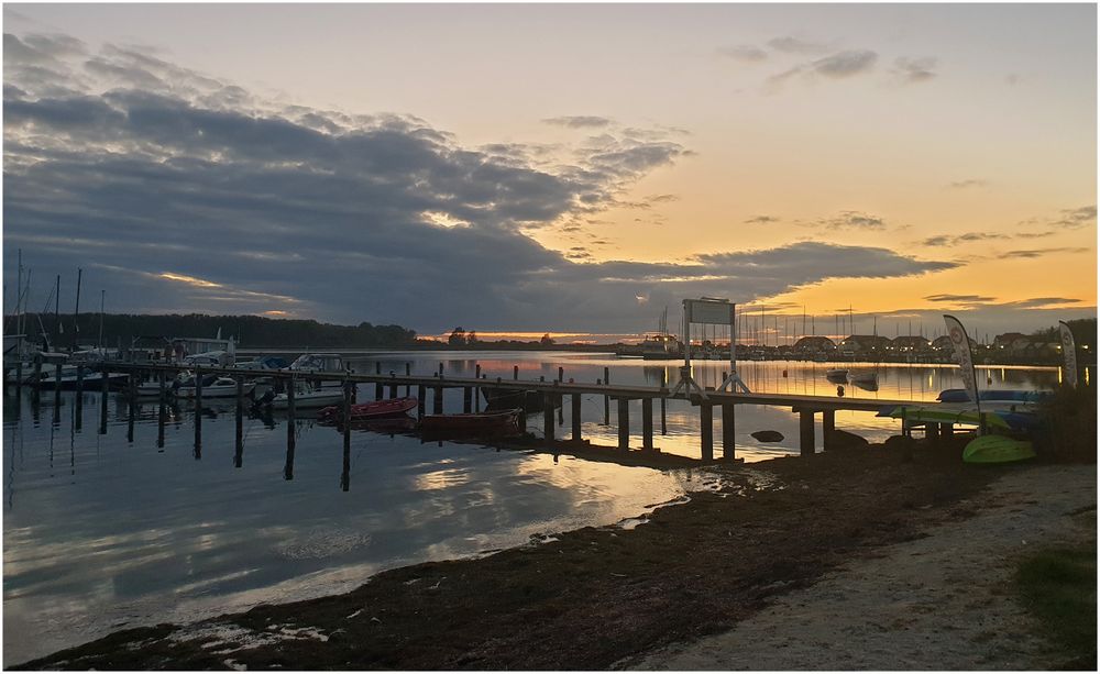 Blaue Stunde am Hafen ...