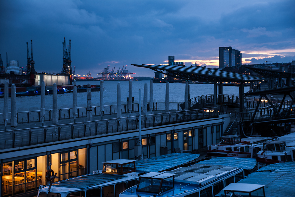 Blaue Stunde am Hafen