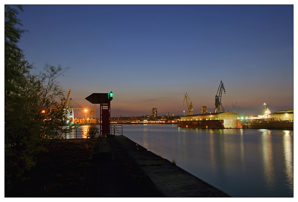 Blaue Stunde am Hafen