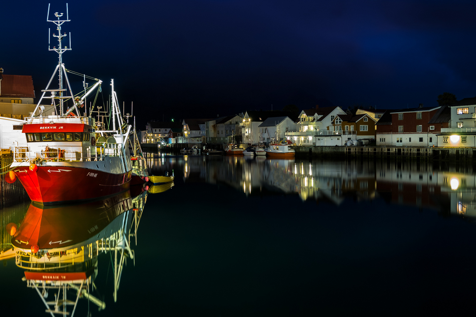 Blaue Stunde am Hafen von Henningsvaer