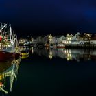 Blaue Stunde am Hafen von Henningsvaer