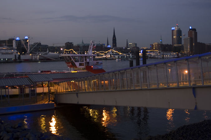 blaue Stunde am Hamburger Hafen