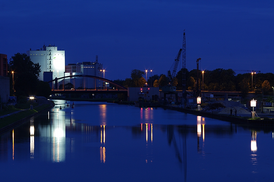 Blaue Stunde am Kanal
