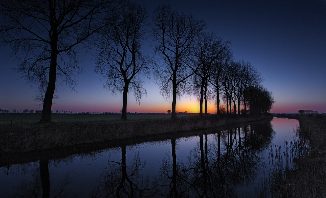 Blaue Stunde am Kanal