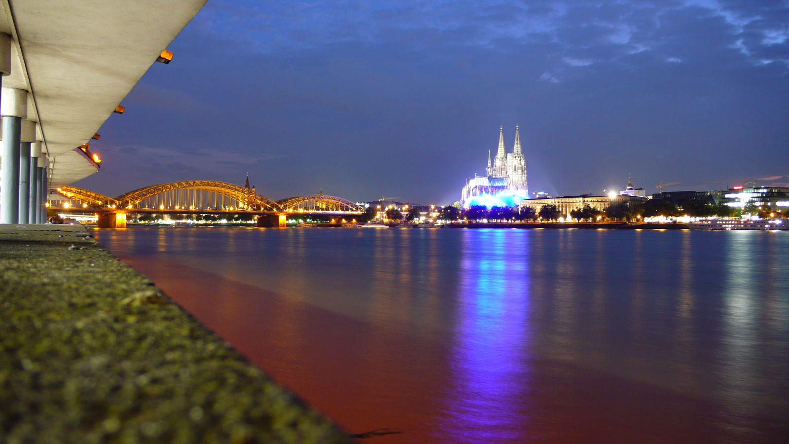 Blaue Stunde am Kölner Dom.