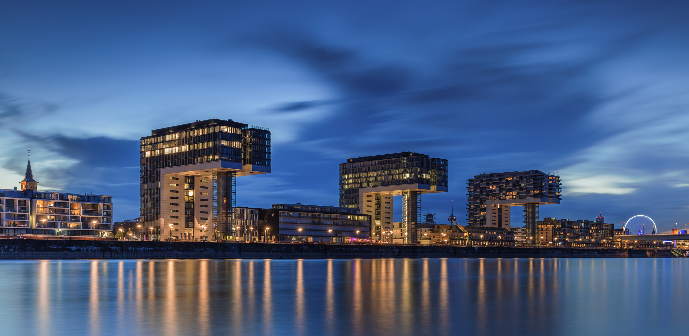 Blaue Stunde am Kölner Rheinauhafen