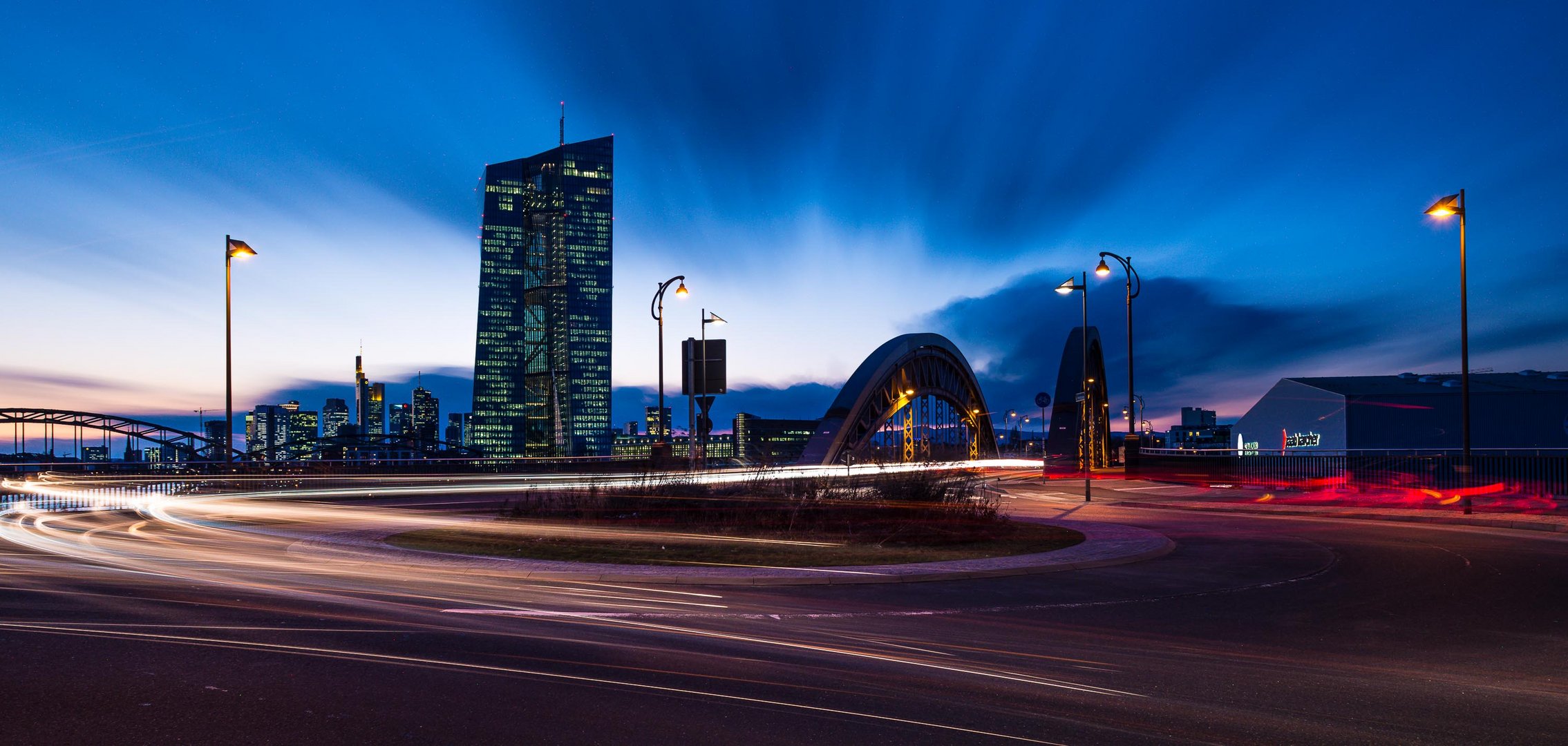 Blaue Stunde am Kreisel an der Honsellbrücke und der EZB