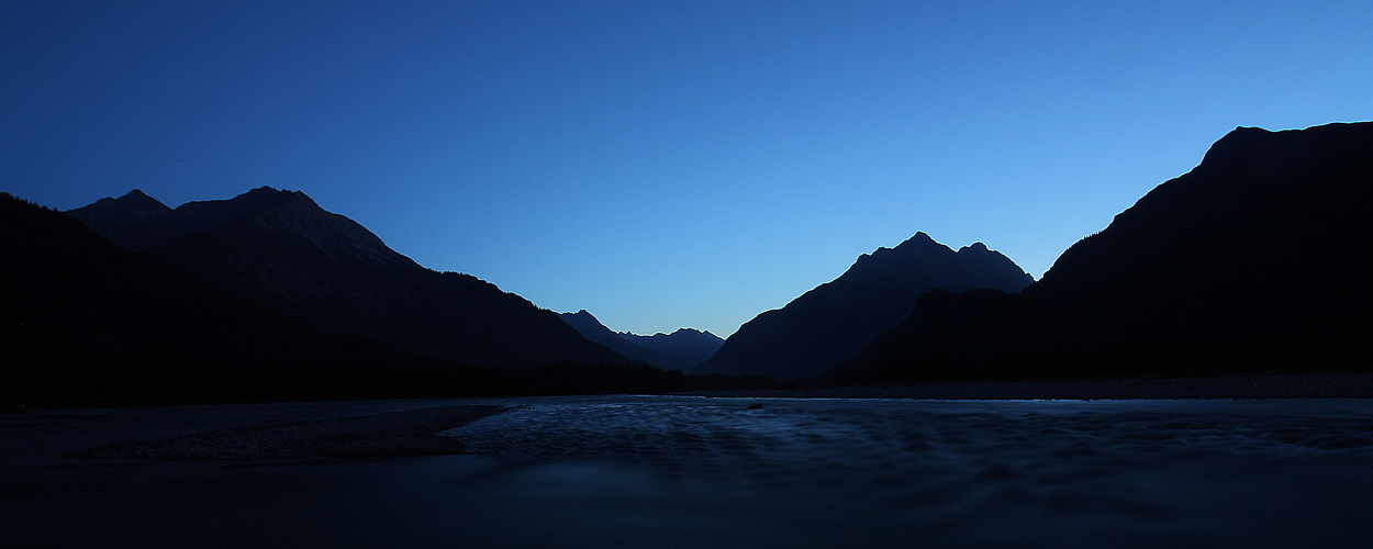 Blaue  Stunde  - am LECH - in Stanzach - im Lechtal