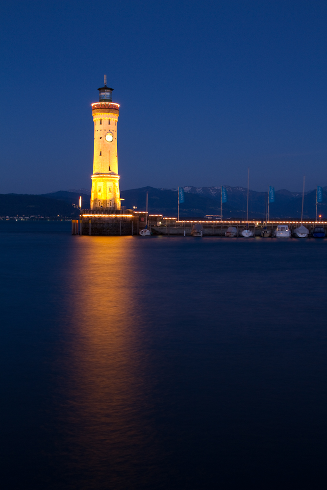 Blaue Stunde am Leuchtturm in Lindau