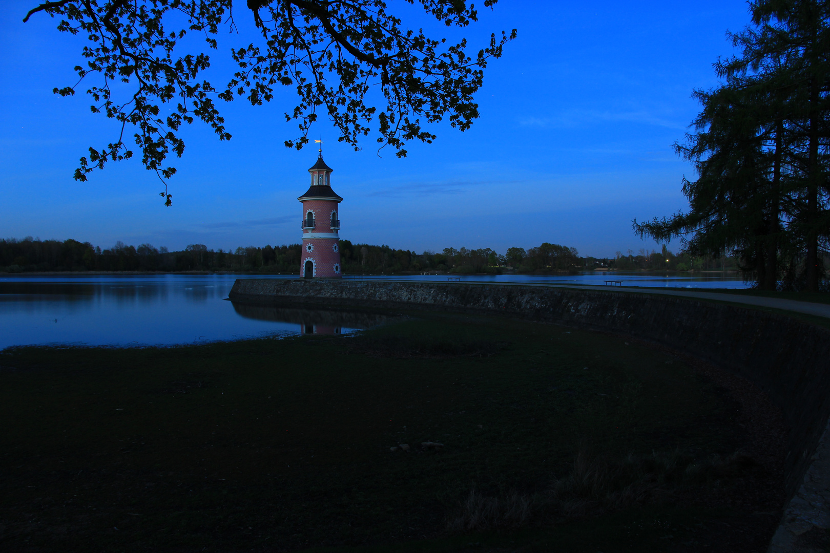 Blaue Stunde am Leuchtturm Moritzburg