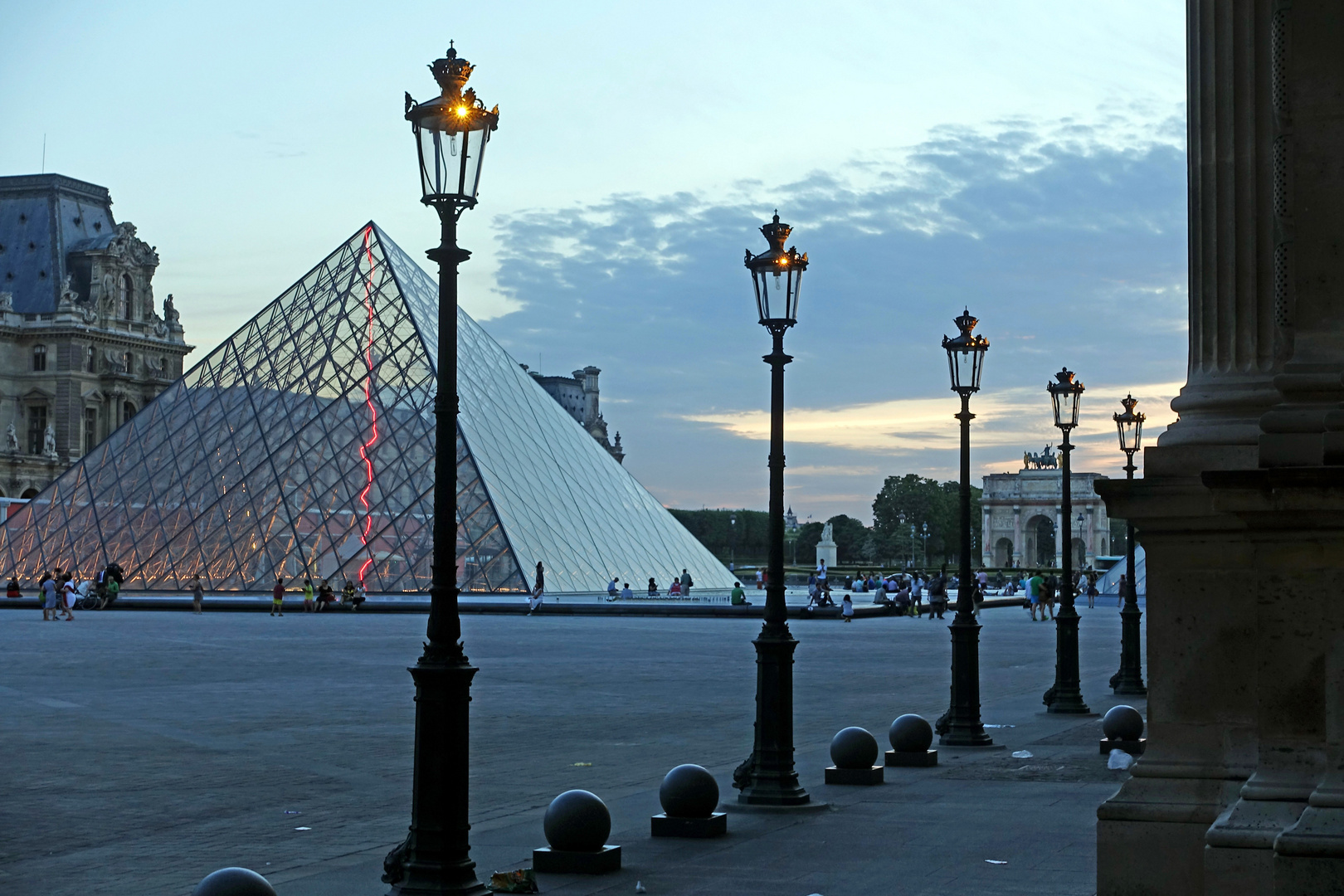 Blaue Stunde am Louvre