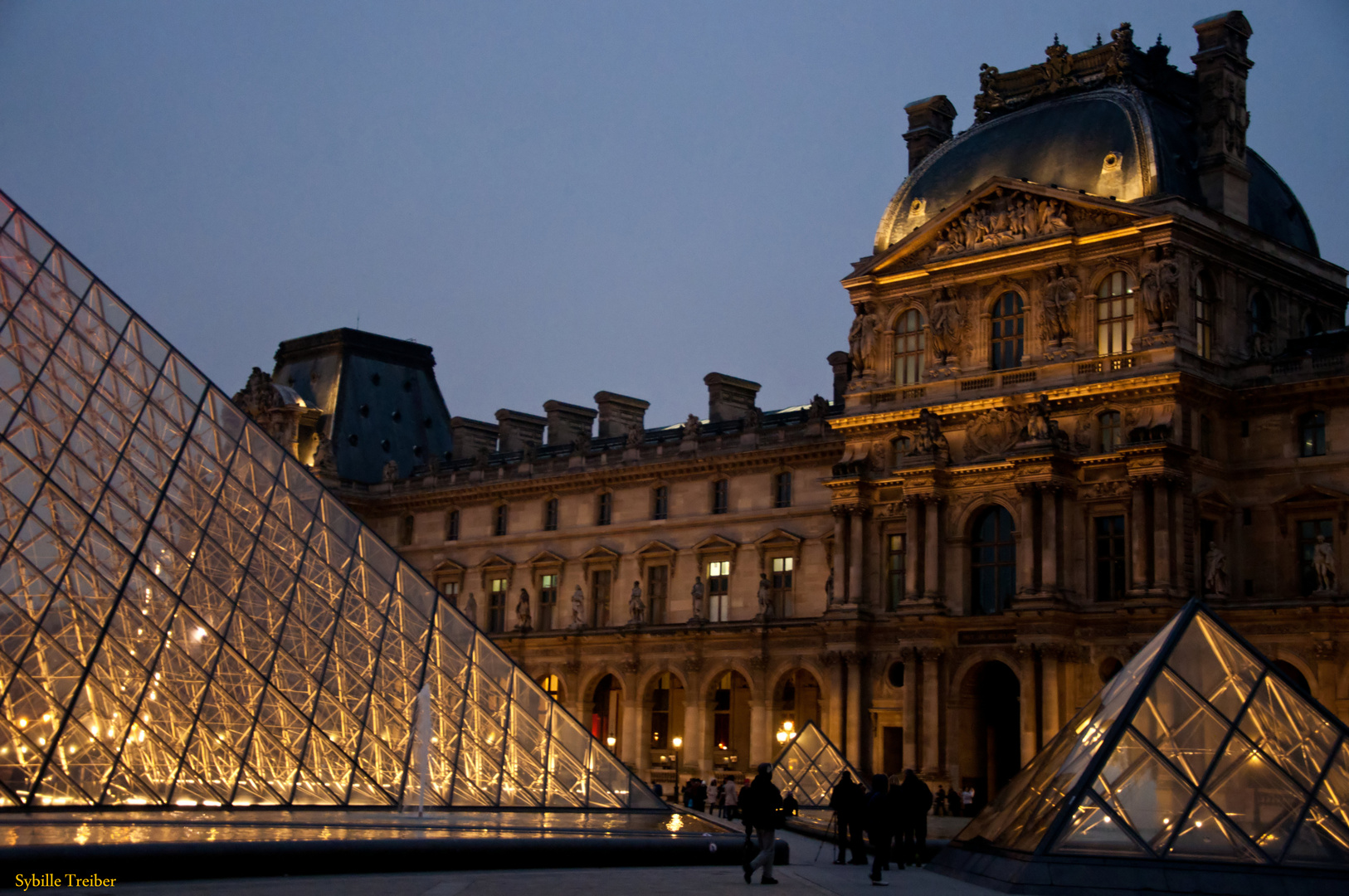 Blaue Stunde am Louvre