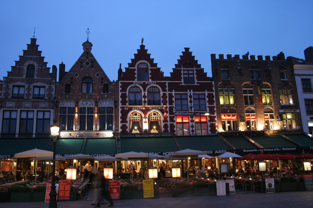 Blaue Stunde am Marktplatz in Brügge