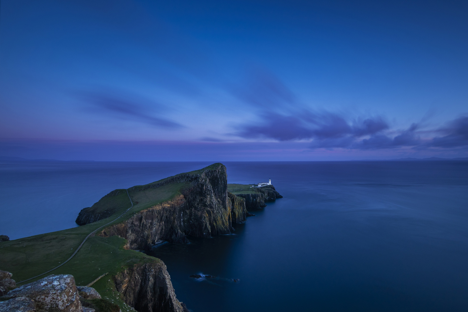 blaue Stunde am Neist Point Lighthouse - Isle of Skye, Schottland