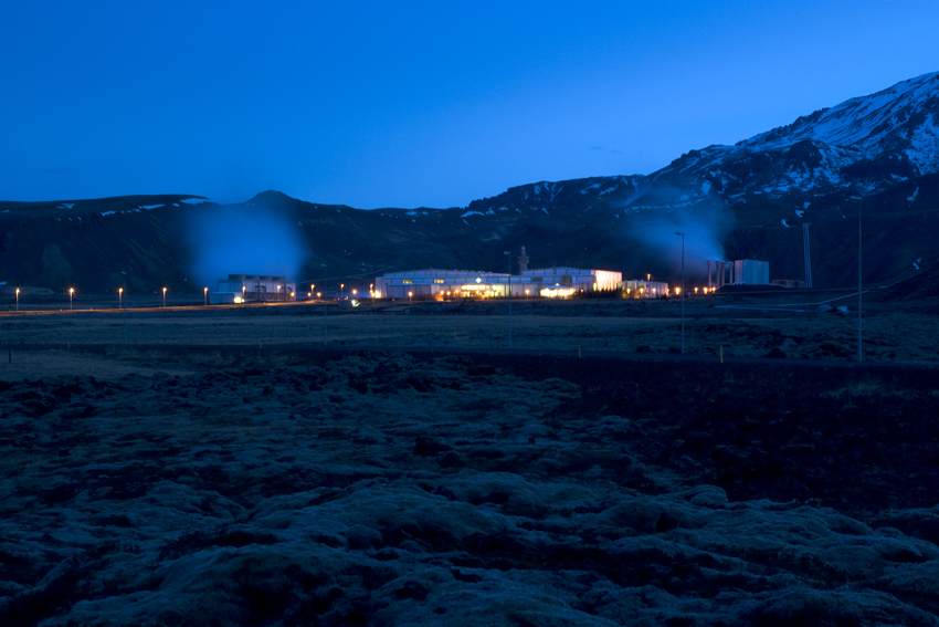 Blaue Stunde am Nesjavellir-Kraftwerk, Islands größtes geothermisches Kraftwerk