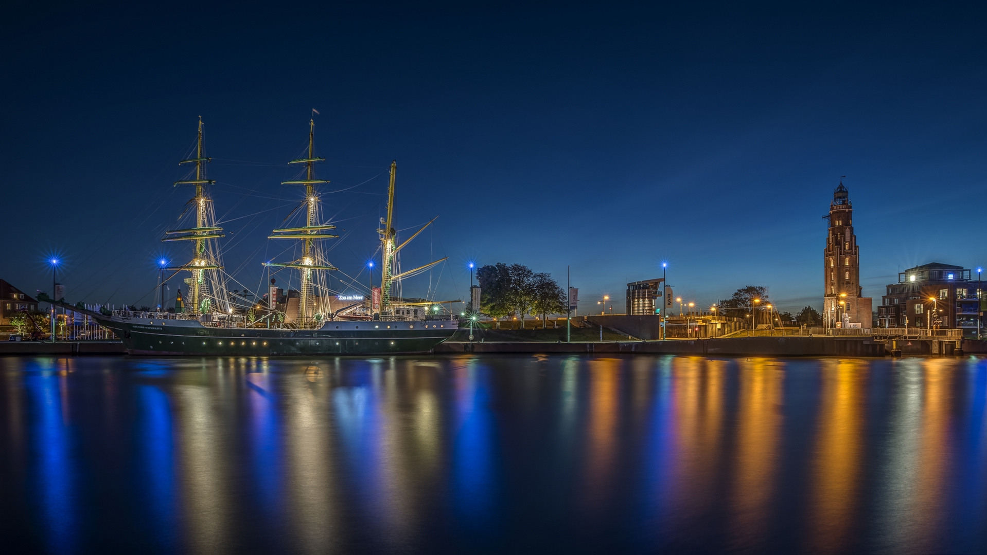 Blaue Stunde am Neuen Hafen